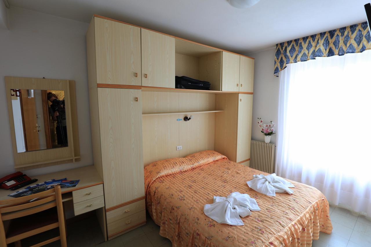 Hotel Aurora Молвена Екстериор снимка